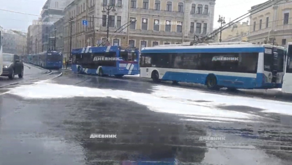 «Намечается толкотня»: в Петербурге из-за аварии у «Площади Восстания» остановился транспорт